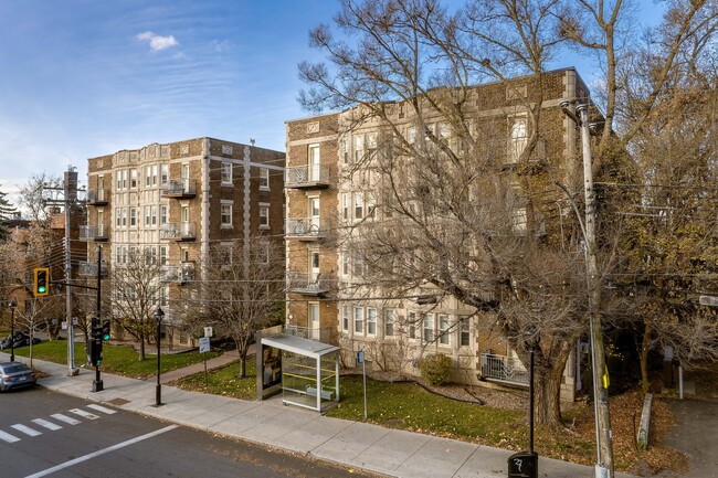 5145 De La Côte-Saint-Luc Ch in Montréal, QC - Building Photo - Building Photo