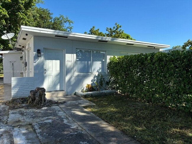 2361 NW 32nd St in Miami, FL - Building Photo - Building Photo