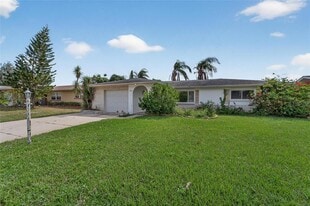 2127 Scotland Dr in Clearwater, FL - Building Photo