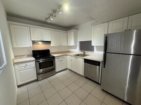 701 N Pine Island Rd, Unit 105 in Plantation, FL - Building Photo