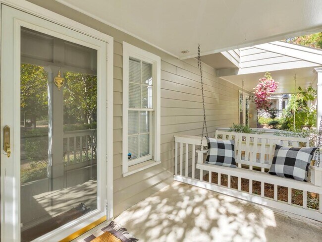 2790 Farmstead Rd in Smyrna, GA - Foto de edificio - Building Photo