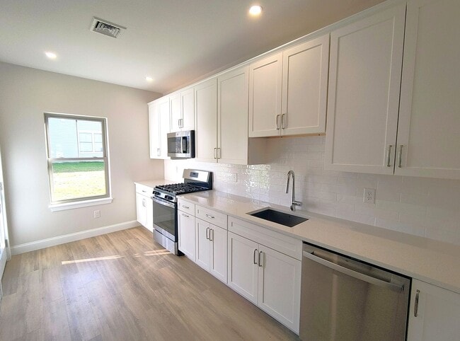 34-34 W Valley Cir in West Warwick, RI - Building Photo - Building Photo