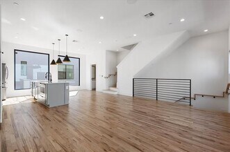 2107 N Garrett Ave in Dallas, TX - Foto de edificio - Building Photo