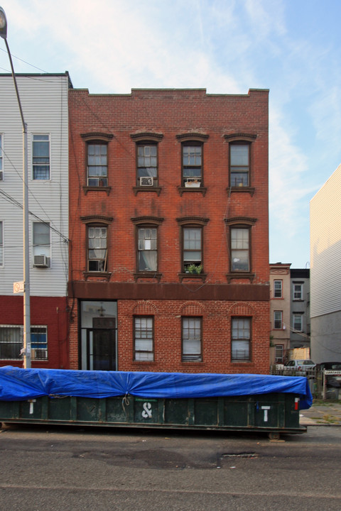 16 Stagg St in Brooklyn, NY - Building Photo