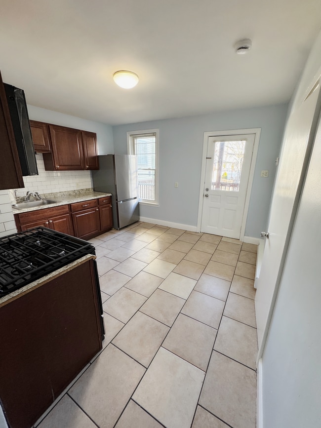 128 Putnam St, Unit 2 in Boston, MA - Foto de edificio - Building Photo