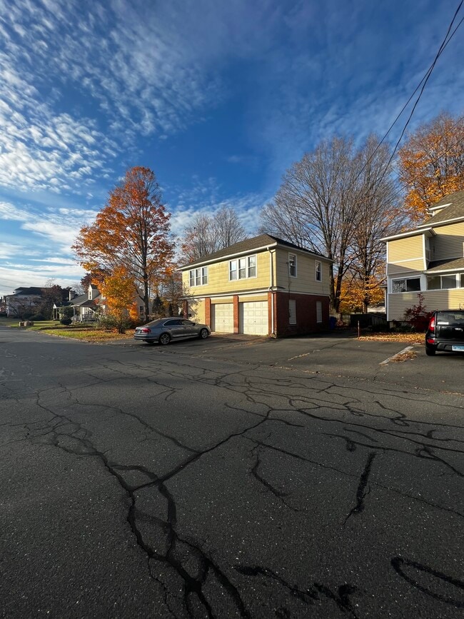 32 Washington St, Unit 1 in Bristol, CT - Foto de edificio - Building Photo