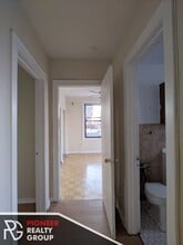 739 W Belmont Ave, Unit 402 in Chicago, IL - Foto de edificio - Building Photo