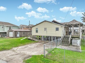 5 Highland Dr in Hitchcock, TX - Building Photo - Building Photo