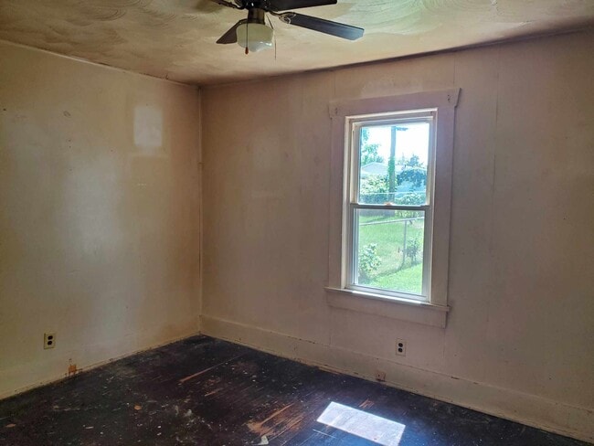 1305 E Lawrence St, Unit 1 in Decatur, IL - Foto de edificio - Building Photo