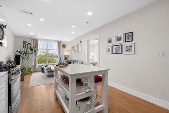 250 Meridian St, Unit 204 in Boston, MA - Building Photo - Building Photo