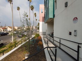 152 N Mariposa Ave in Los Angeles, CA - Foto de edificio - Building Photo