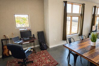 2124 E 6th St, Unit 311 in Austin, TX - Building Photo - Building Photo