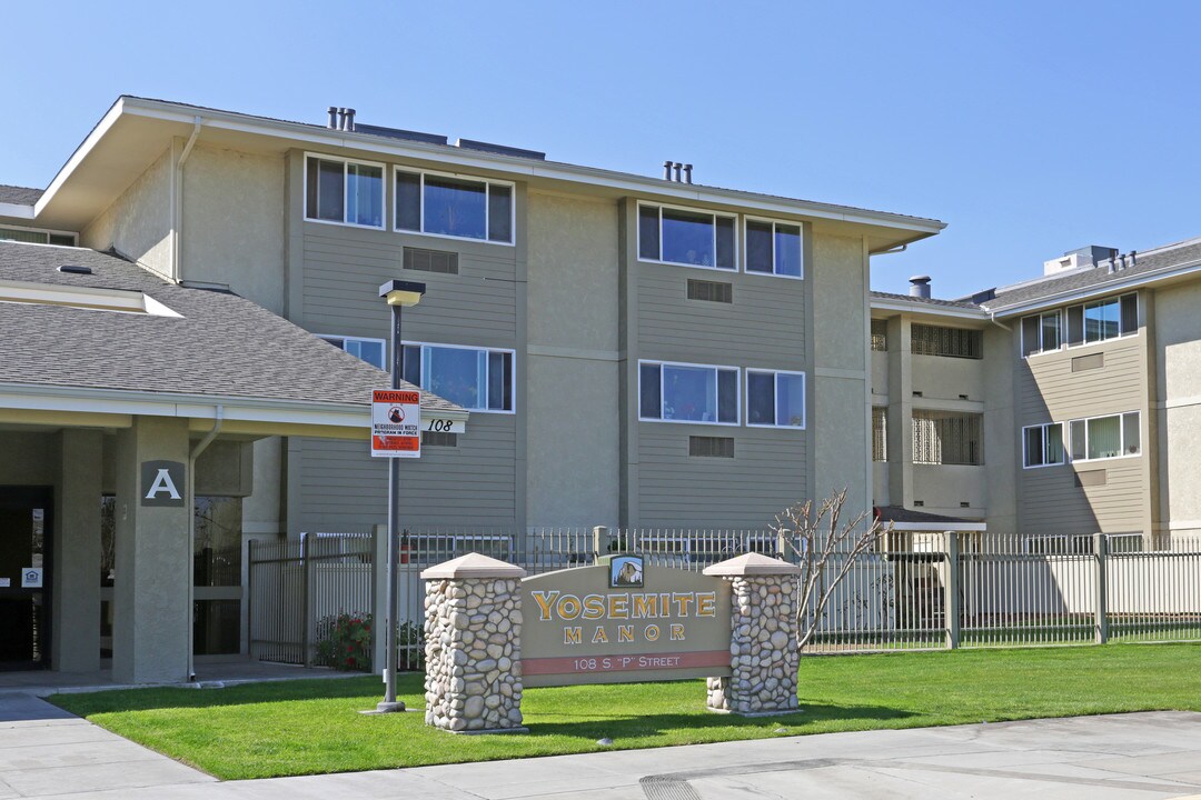 Yosemite Manor in Madera, CA - Foto de edificio