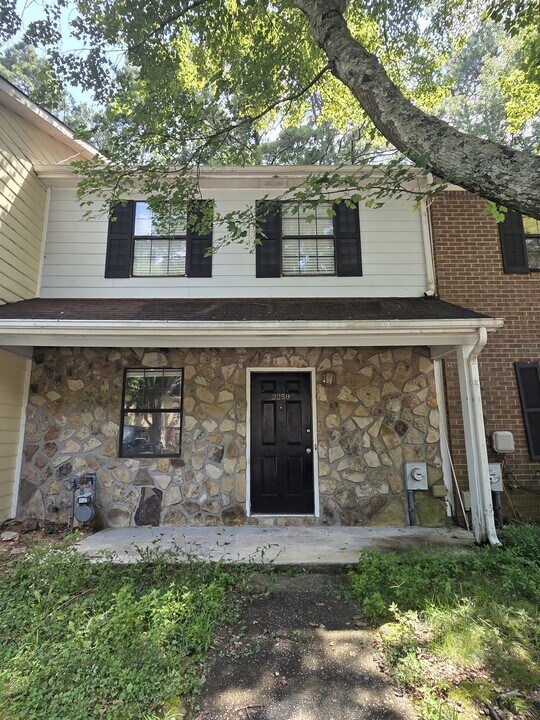 2259 Salt Springs Pl in Austell, GA - Foto de edificio