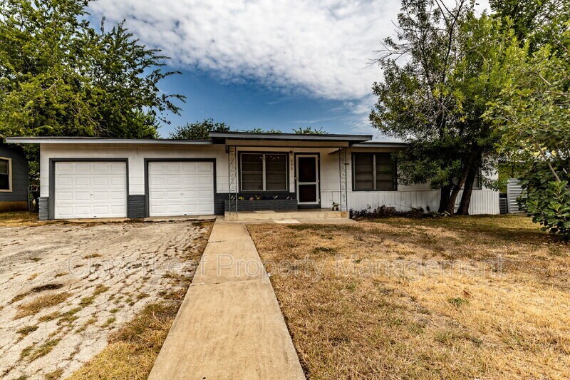 832 W Merriweather St in New Braunfels, TX - Building Photo
