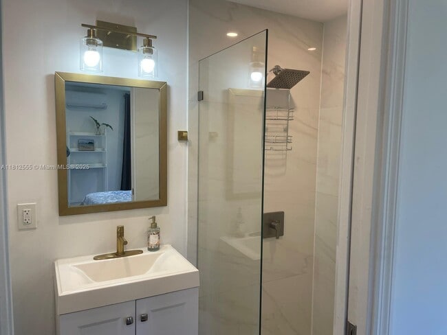 913 NE 5th St in Hallandale Beach, FL - Building Photo - Building Photo