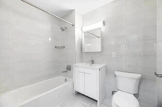 91-09 Roosevelt Ave in Queens, NY - Building Photo - Building Photo