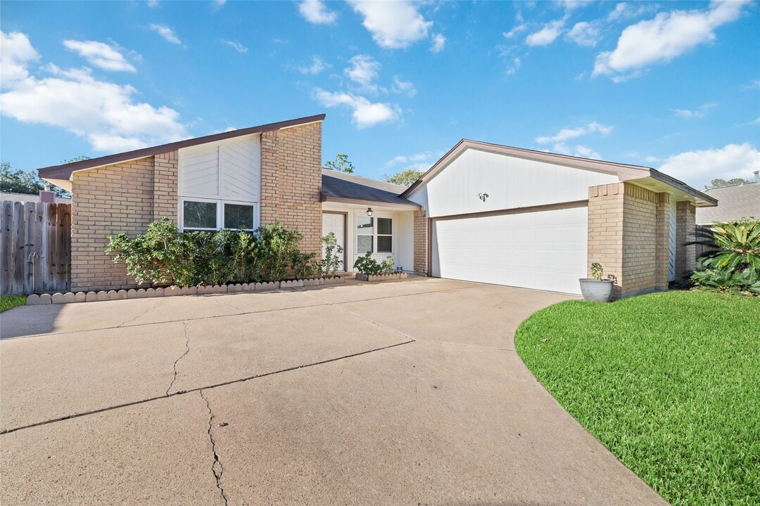 7914 Tamayo Dr in Houston, TX - Building Photo