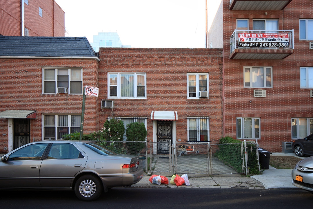 132-24 Pople Ave in Flushing, NY - Building Photo