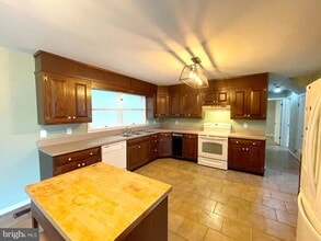 10960 Earnshaw Ln in La Plata, MD - Building Photo - Building Photo