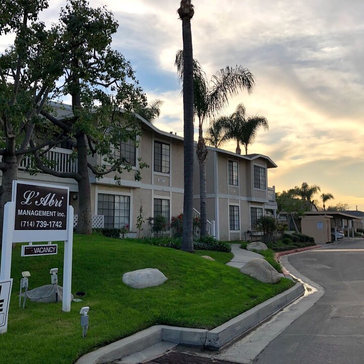 Cypress Creek Apartments in Cypress, CA - Foto de edificio