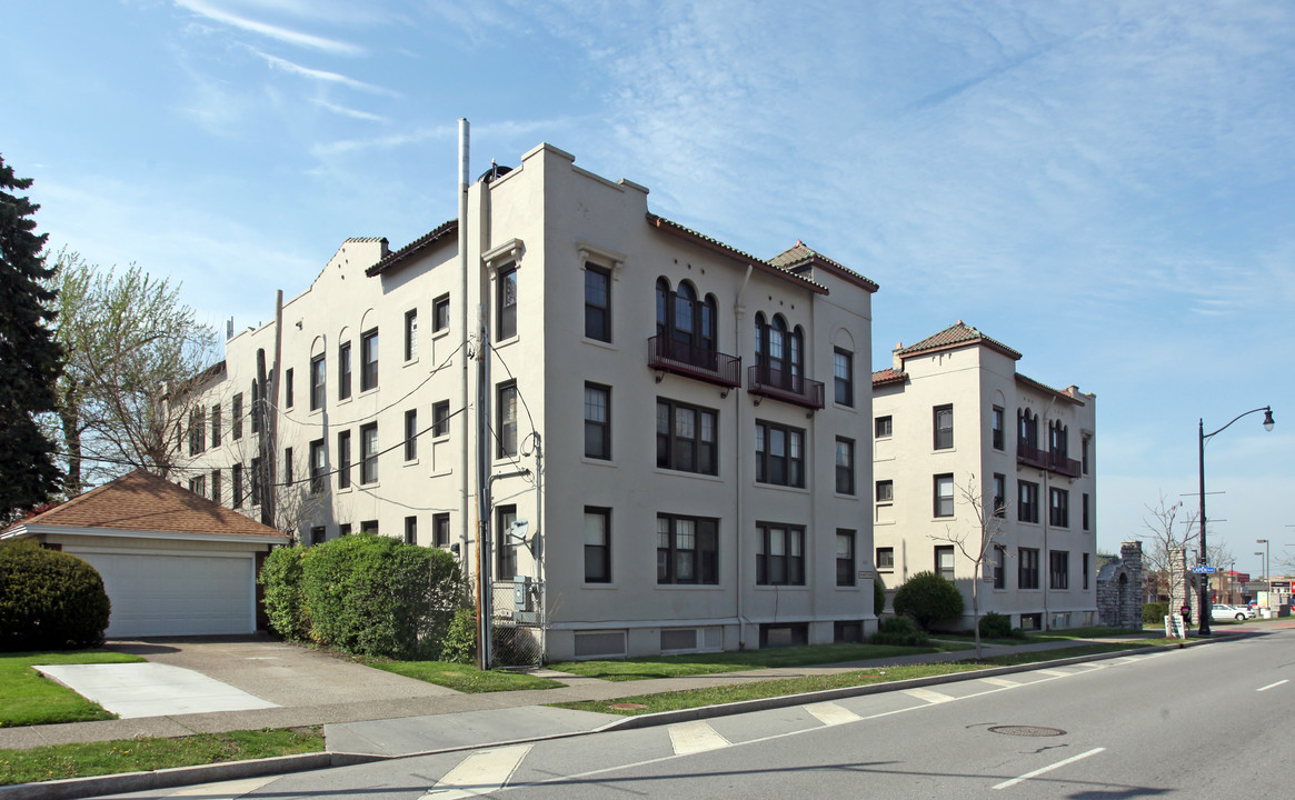 University Court Apartment in Buffalo, NY - Foto de edificio