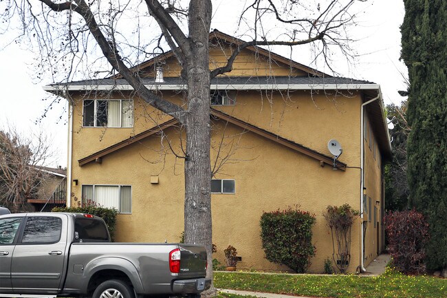 695 W Valley Dr in Campbell, CA - Building Photo - Building Photo