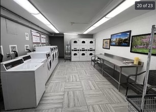 4545 Wornall Rd, Unit 1108 in Kansas City, MO - Foto de edificio - Building Photo