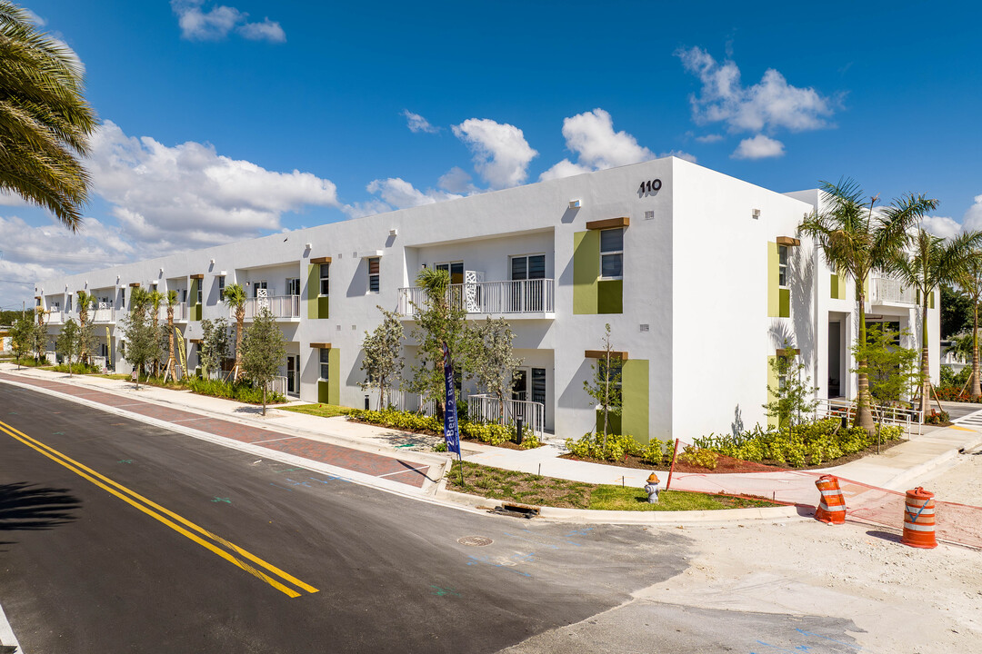 Hallandale City Center in Hallandale Beach, FL - Building Photo