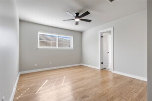 9730 Wickenburg Dr in Houston, TX - Building Photo