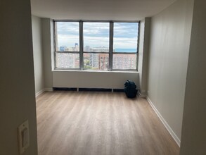 655 W Irving Park Rd in Chicago, IL - Foto de edificio - Building Photo