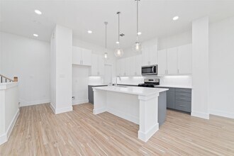 2103 Holman St in Houston, TX - Building Photo - Building Photo