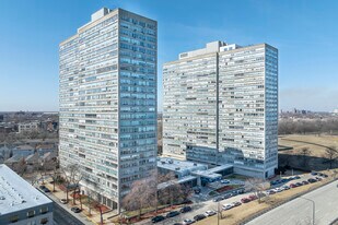 The Newport in Chicago, IL - Building Photo