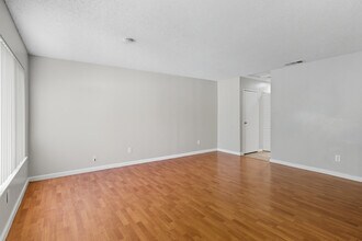 Village Green in Moreno Valley, CA - Foto de edificio - Interior Photo
