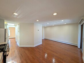 6 Evergreen Sq, Unit 3 in Somerville, MA - Building Photo - Building Photo