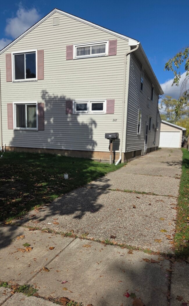 247 School St, Unit 2 upper in Town Of Tonawanda, NY - Building Photo - Building Photo