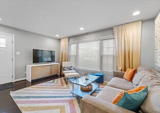 706A W Glebe Rd in Alexandria, VA - Foto de edificio - Building Photo