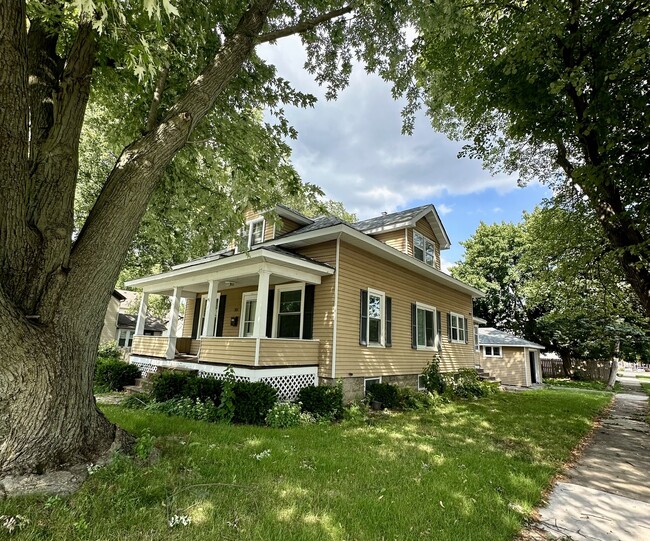 566 S Main St in Naperville, IL - Foto de edificio - Building Photo