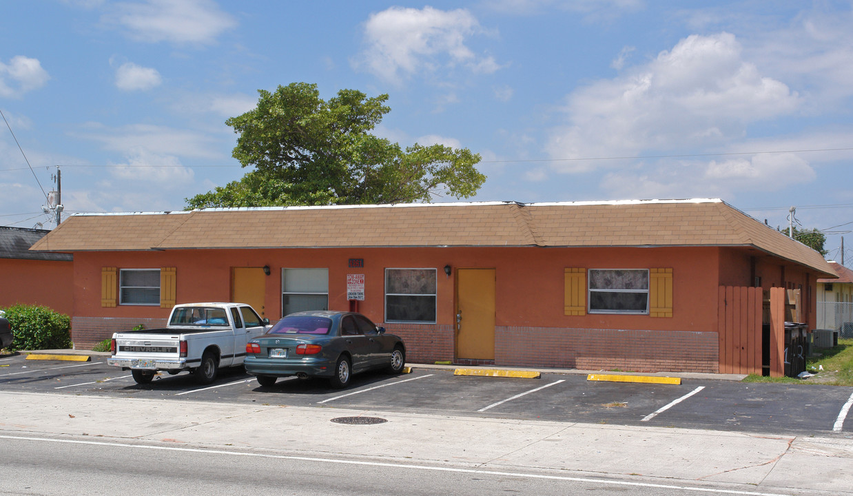 4261 NW 31st Ave in Lauderdale Lakes, FL - Building Photo