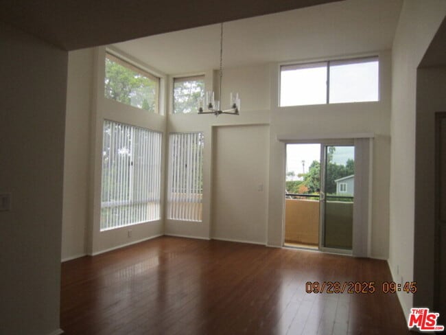 1212 Beachwood Dr in Los Angeles, CA - Building Photo - Building Photo