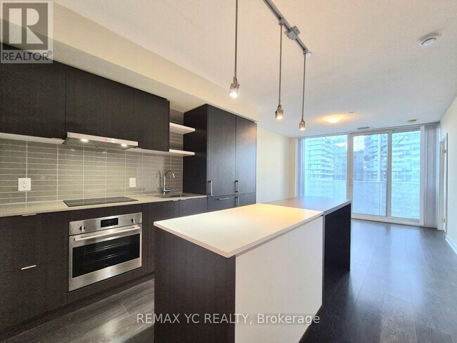 100 Harbour St in Toronto, ON - Building Photo - Building Photo