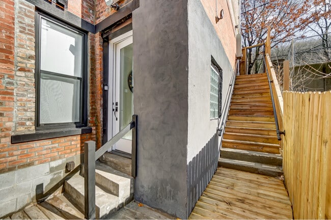 2455 W McMicken Ave in Cincinnati, OH - Foto de edificio - Building Photo