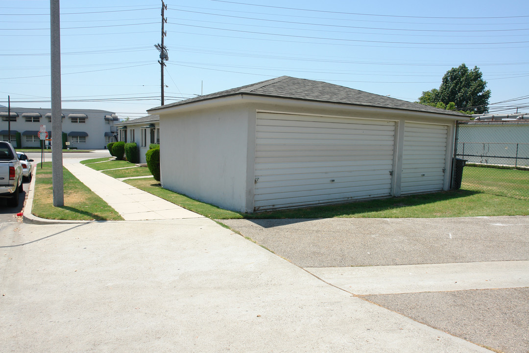 135 S Main St in Burbank, CA - Building Photo