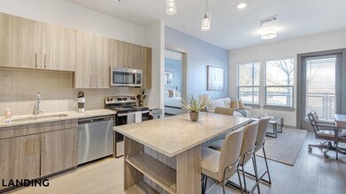 101 S Center St in Arlington, TX - Building Photo - Building Photo