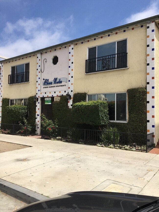 The Blue Note Studio Garden Apartments in Long Beach, CA - Building Photo - Building Photo