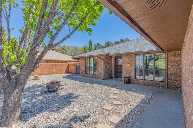 Beautiful 4 Bedroom 2 Bath Home! in Alamogordo, NM - Building Photo - Building Photo