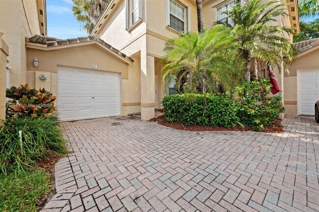 874 NW 170th Terrace in Pembroke Pines, FL - Building Photo - Building Photo