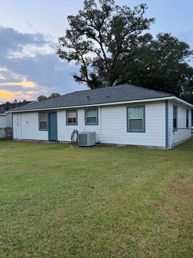 1105 Woodbine Dr in West Columbia, TX - Building Photo - Building Photo