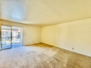 5281 River Glen Dr-Unit -#222 in Las Vegas, NV - Building Photo - Building Photo
