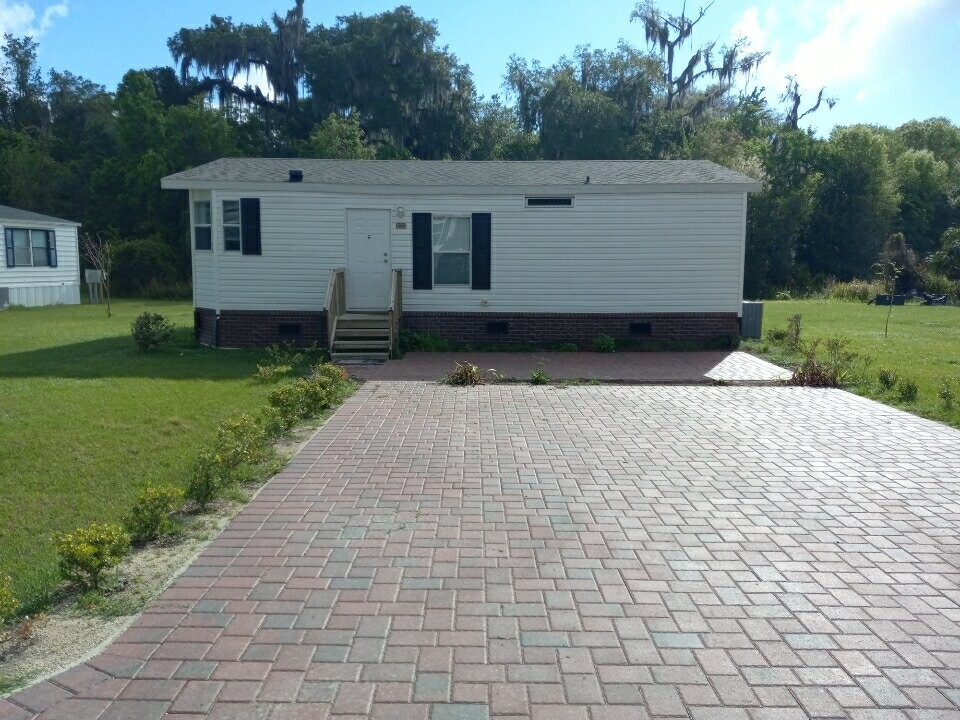 4055 NW 40th St in Lake Panasoffkee, FL - Building Photo